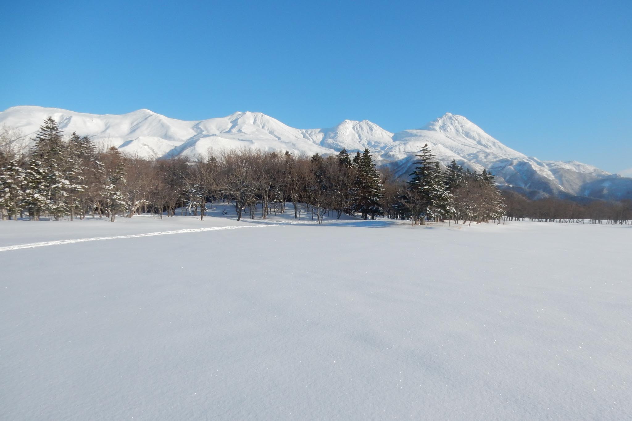 冬の五湖から見る知床連山